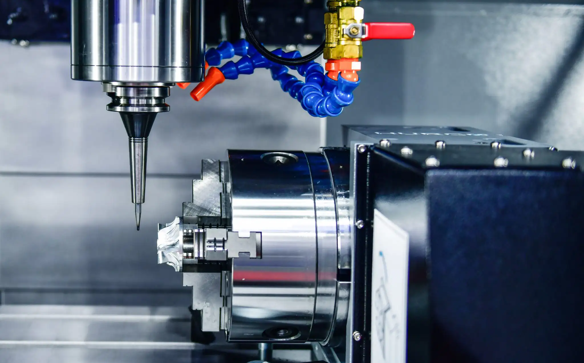 Herstellung von Teilen (Polymer und Metall)